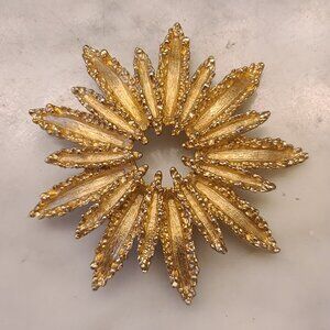Vintage Avon 1972 “Starflower” Gold toned Classic Brooch